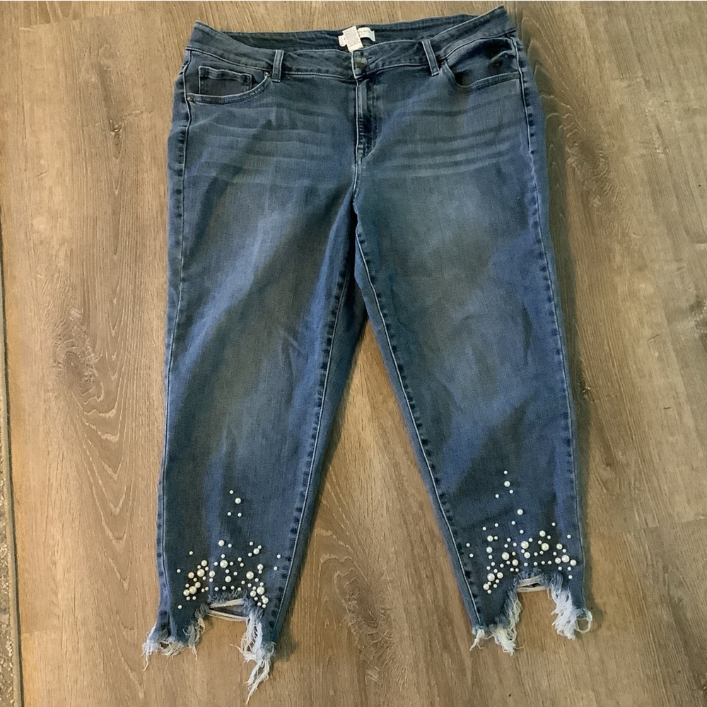 Lane Bryant Sz. 18, EUC, Pearl embellished shark bite hem.